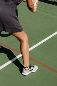 woman playing tennis